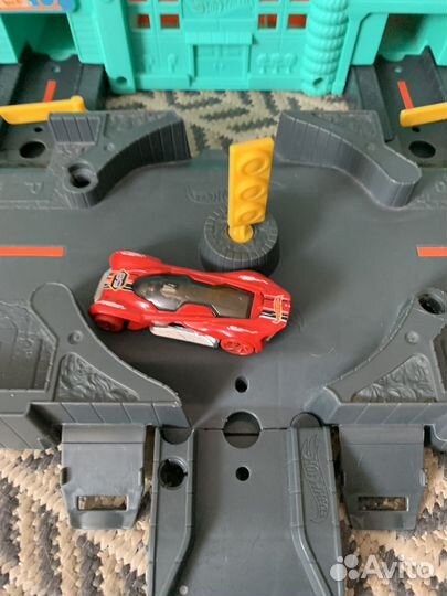 Hot wheels автомастерская бокс с машинкой