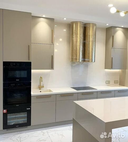 Кухня под потолок с подсветкой на заказ Омск