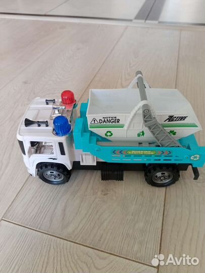 Грузовик с контейнером с сиреной и мигалками