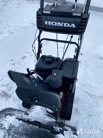 Большой снегоуборщик на гусеницах Honda 18HP