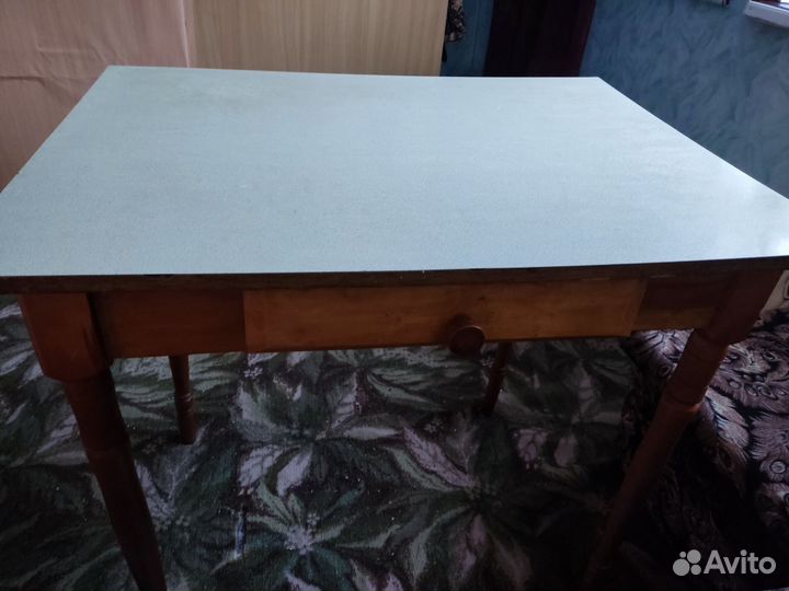 Стол кухонный