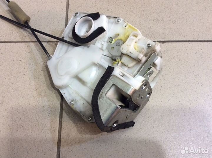 Замок двери задний левый Suzuki Sx4 M16A 2014