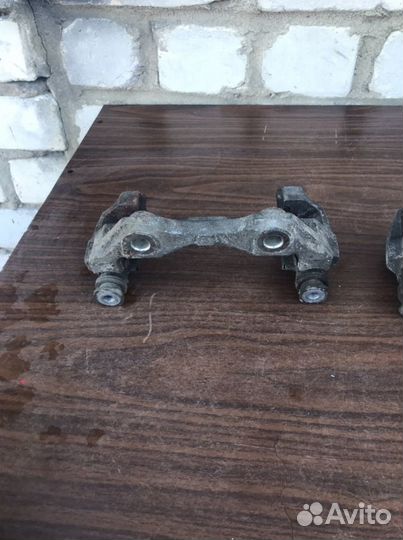 Скоба суппорта шкода рапид