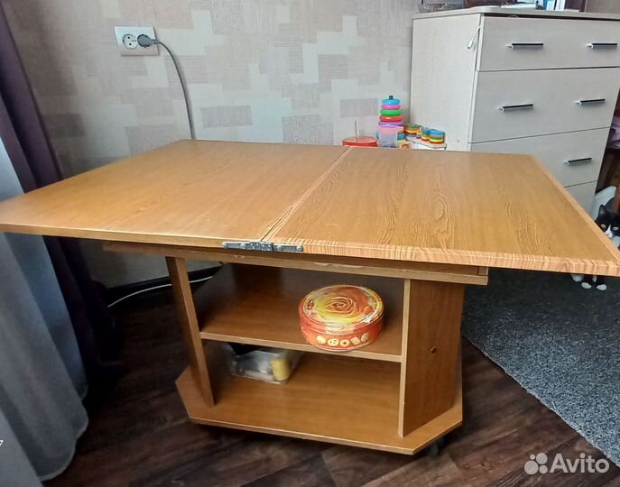 Журнальный столик на колесах