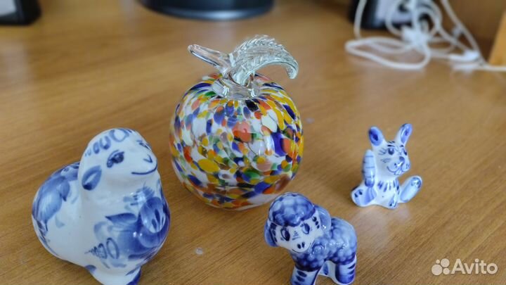 Предметы интерьера-фигурки Гжель и яблоко (стекло)