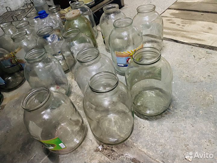 Дверь и банки