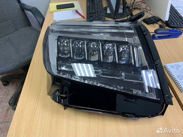 Фара на Cadillac Escalade 4