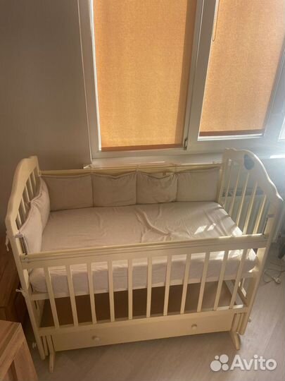 Кровать детская с маятником