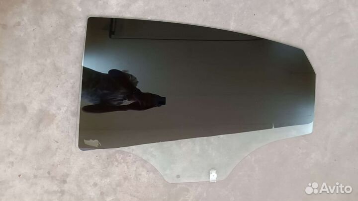 Стекло заднее левое двери Kia Rio 3 седан