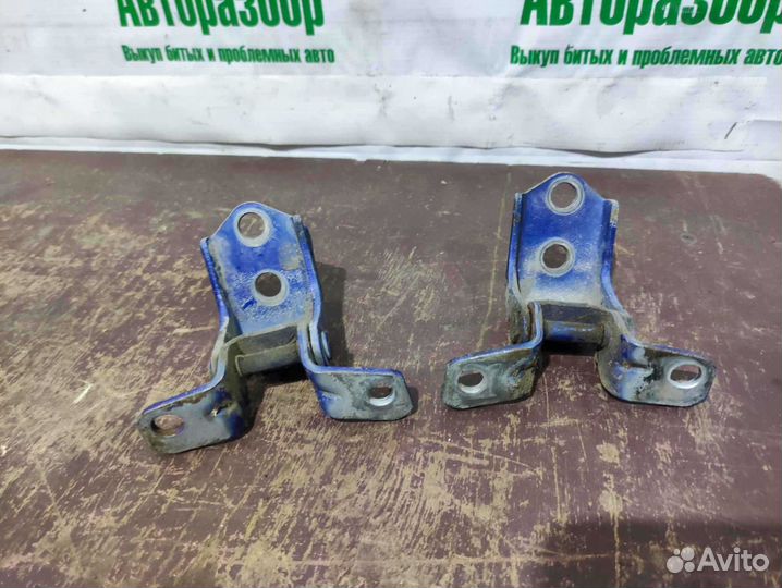 Петли двери передняй левой Mazda CX-7