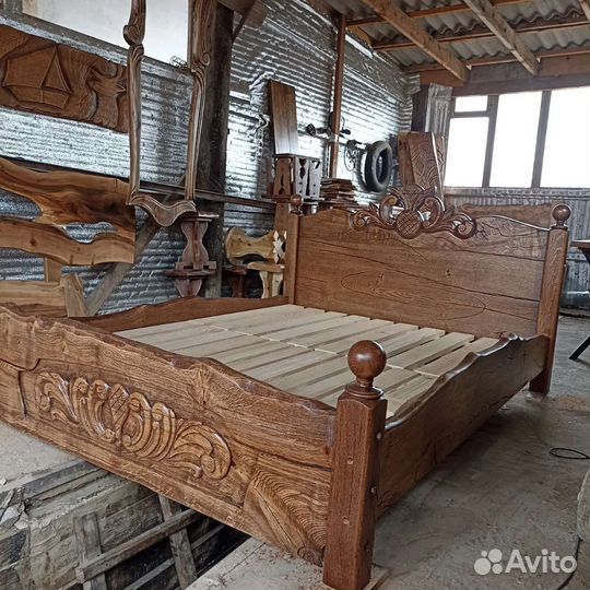 Кровать из массива дерева