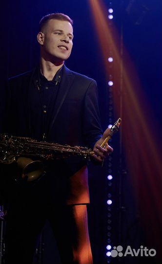 Саксофонист на праздник