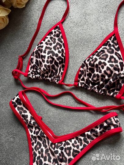 Стильные и яркие купальники