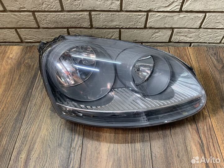 Volkswagen Golf 5 Фара правая
