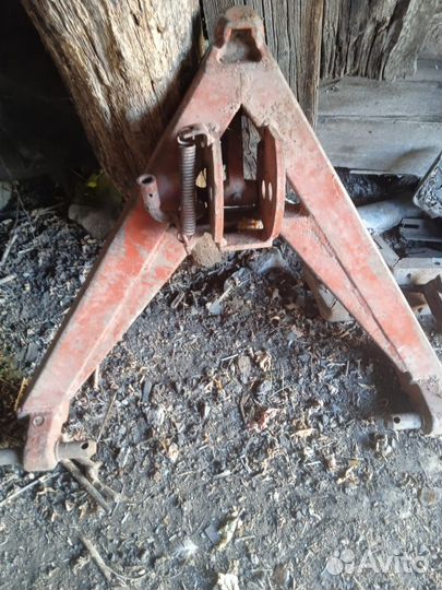 Уголок тракторный