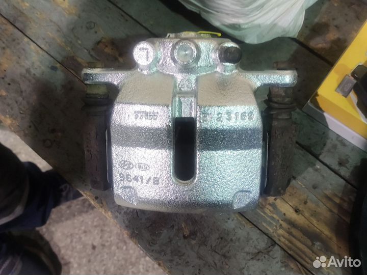 Тормозной суппорт в сборе лев +правый kia venga