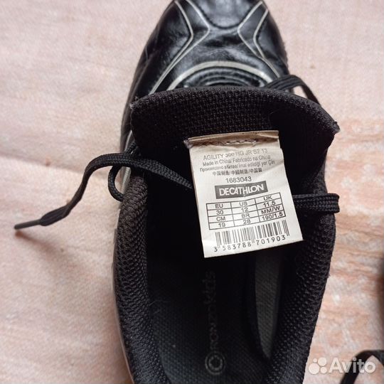 Бутсы, футболки, футбольные гетры