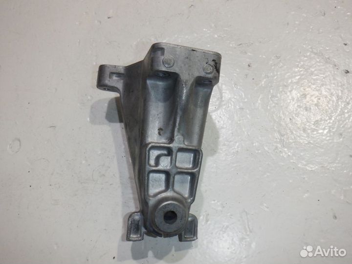 Кронштейн двигателя