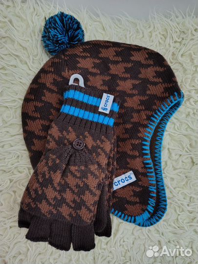 Вязанная шарка и перчатки-варежки crocs