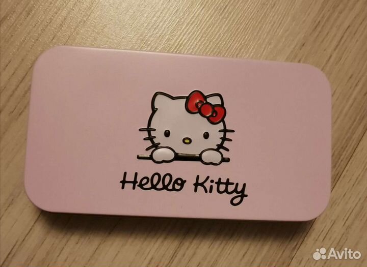 Кисти Hello kitty в металлическом контейнере