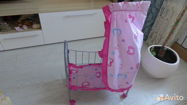 Кроватка для куклы с балдахином