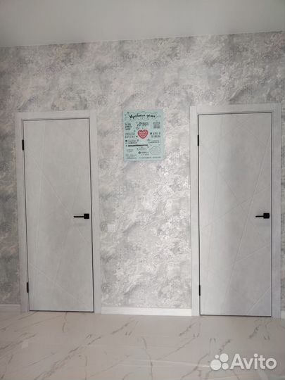 Щитовые серые двери в цвете бетон