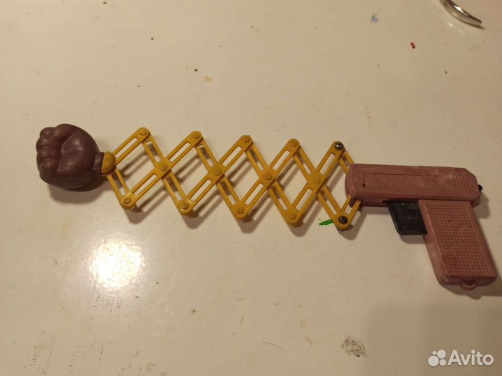 Игрушка пистолет с кулаком