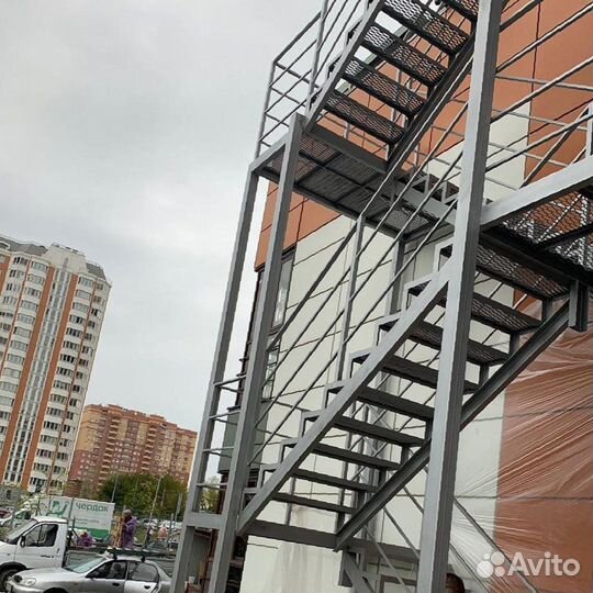 Металлический каркас лестницы. Лестница под ключ