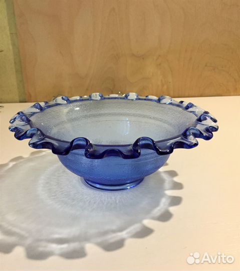 Ваза из синего стекла