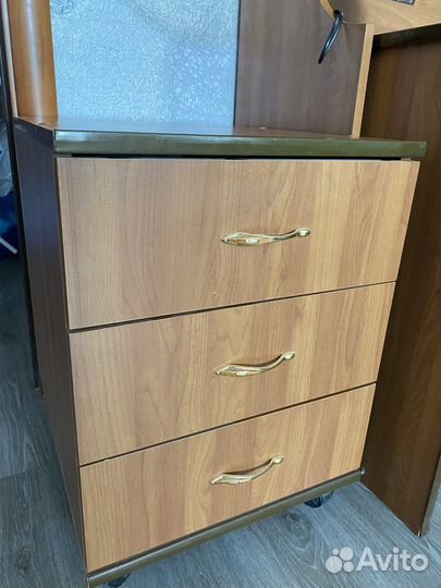 Учебный стол с полками