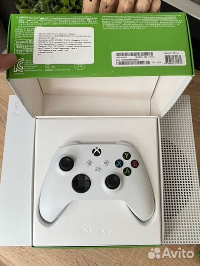 Xbox One S 500gb + геймпад + 4 игры