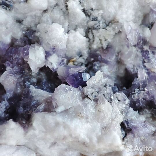 Кристаллы аметиста на кварце