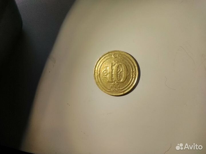 Продаются монеты. Цена написана за одну монету