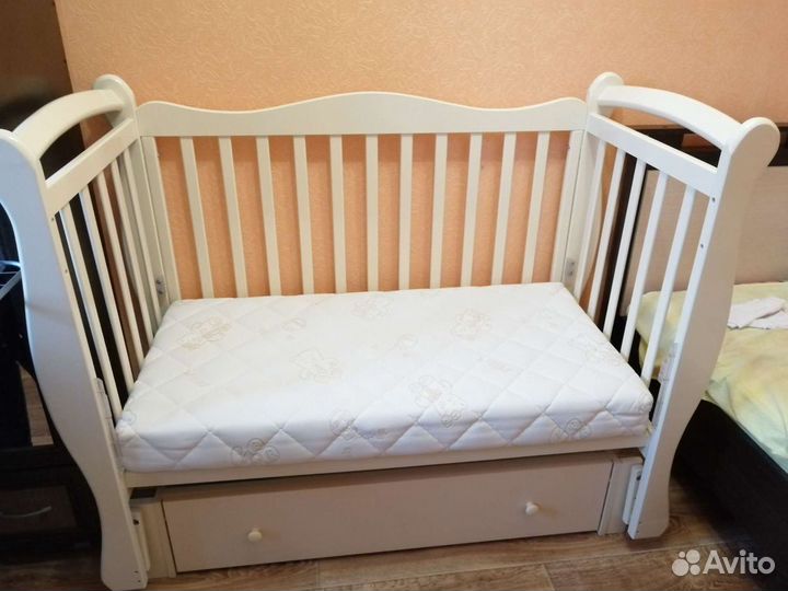 Детская кроватка с универсальным маятником