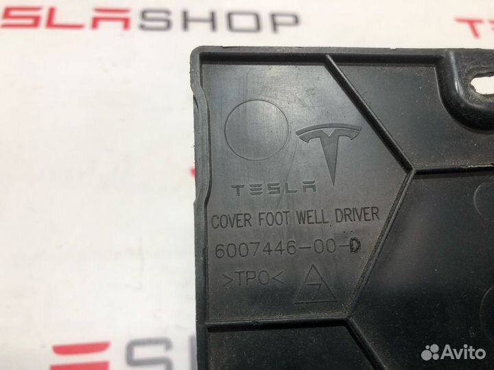 Накладка пластиковая под рулевой колонкой Tesla