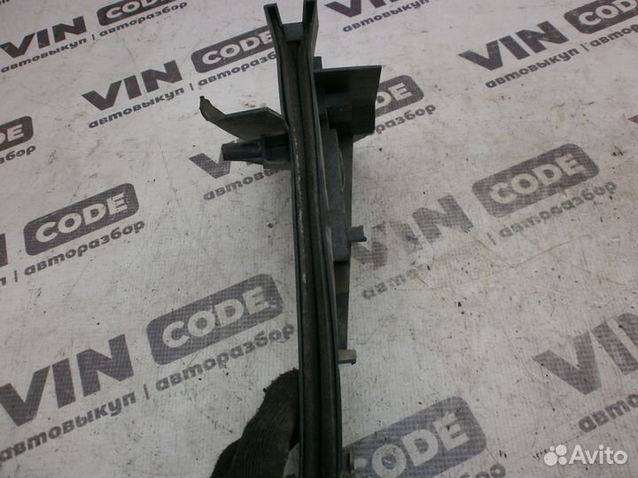 Кронштейн замка двери задний левый Ford Focus 3