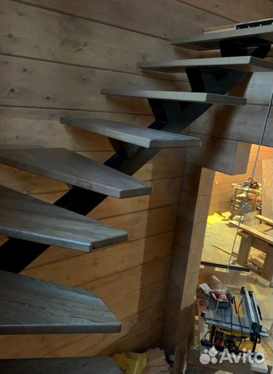 Облицовка лестничного металлокаркаса деревом