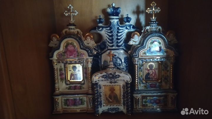 Иконы с золотом в киотах Гжель