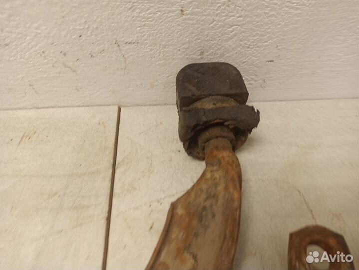 Рычаг передний левый нижний