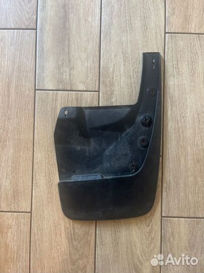 Брызговик передний правый Toyota Land Cruiser