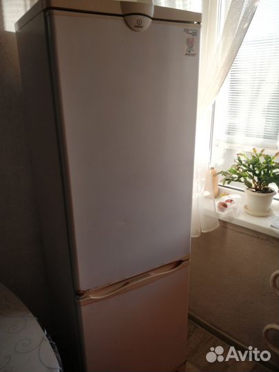 Продам холодильник индезит бу рабочий