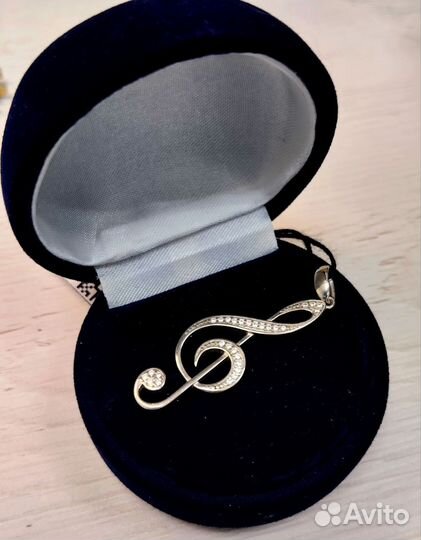 Кулон в виде музыкального ключа с камнями серебро