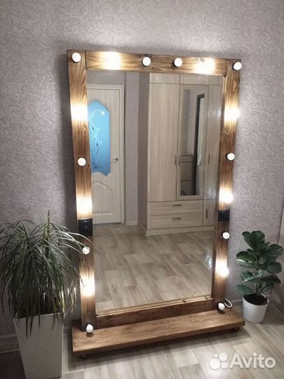 Гримерное зеркало с лампочками