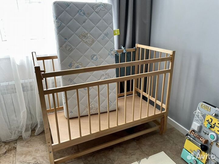 Детская кроватка с продольным маятником