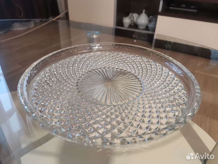 Графин хрустальный с рюмочками на подносе