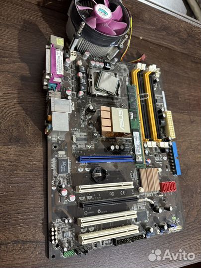 Материнская плата с процессором и памятью