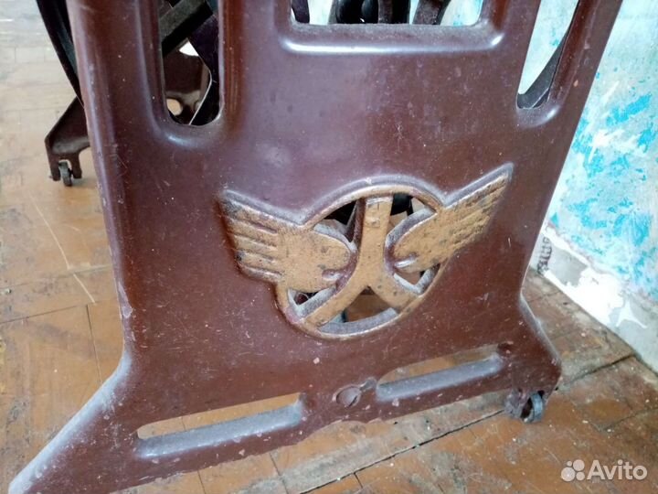 Швейная машинка со столом