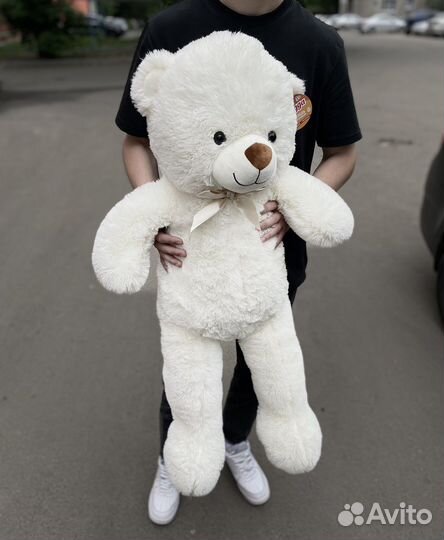 Плюшевый мишка размером 1 м