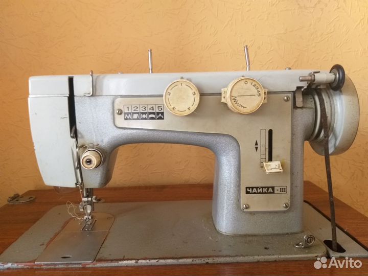 Швейная машинка Чайка с тумбой