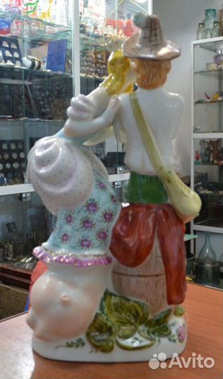 Фарфоровая статуэтка 